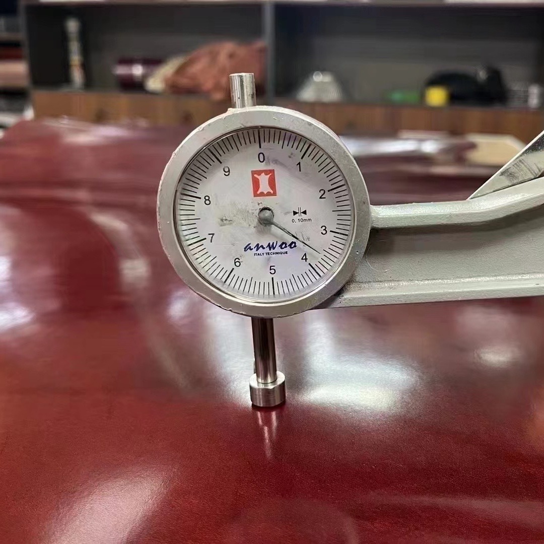 The thickness of the first layer wine red vegetable tanning oil wax cowhide is 3.5/4.0 sheets, about 25 feet