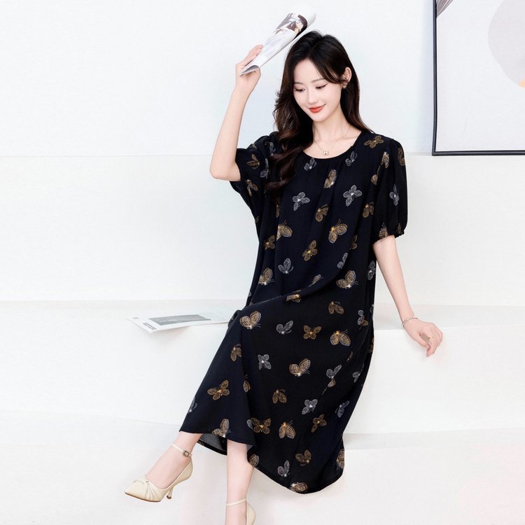 新商品のお母さんは夏の綿のワンピースを着てゆったりとお腹を隠します。|undefined