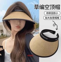 日焼け止め帽子の女性の大きなつばの夏の紫外線防止に合わせて、日よけの麦わら帽子の空のトップで自転車で顔を隠します。