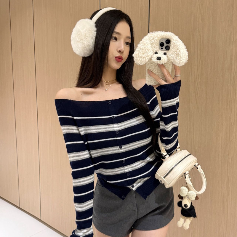 2025 New Autum Fashion Wear One-Line Collar Sexy Sexy Striped Knitted Buttoned Cardigan Tops for Women