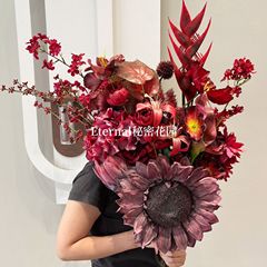 ワインレッドの人気シミュレーション花材ユーカリの葉のアジサイの赤い手の赤いバラと結婚式堂の道を組み合わせて卸売りをします。