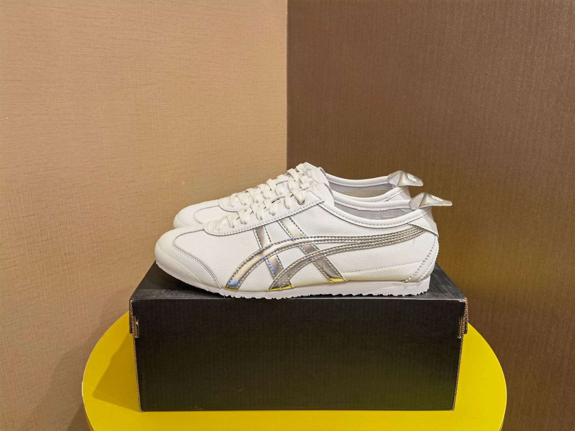 화이트/실버 가죽