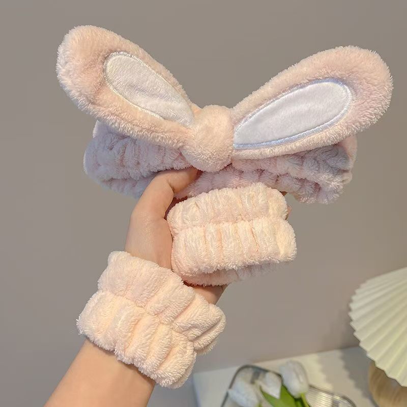 かわいいぬいぐるみのウサギの耳の顔を洗って髪を束ねます。手首に防湿袖の神器をつけます。|undefined