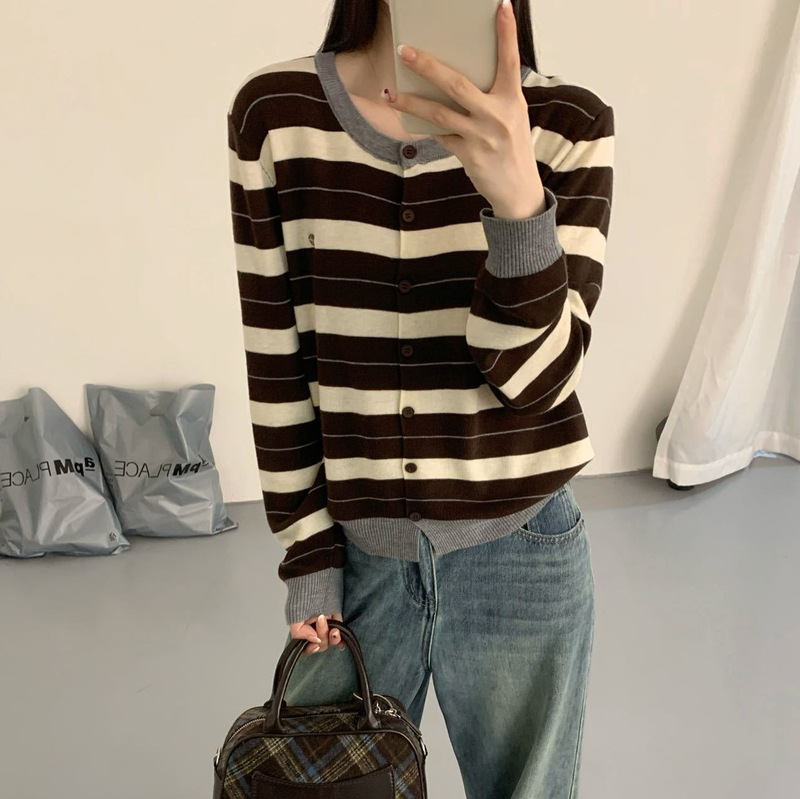 2026 Autumn/Winter TikTok New Women's Knitted Cardigan, Round Neck, Color-Block Striped, Loose Fit, Casual, Versatile Sweater Jacket 2026 Autumn/Winter TikTok New Women's Knitted Cardigan, Round Neck, Color-Block Striped, Loose Fit, Casual, Versatile Sweater Jacket