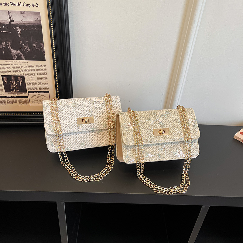 Bolsa de paja de primavera para mujeres 2026 nueva pequeña flor de encaje fresco tejido bolsa de silla de nicho mochila de hombro