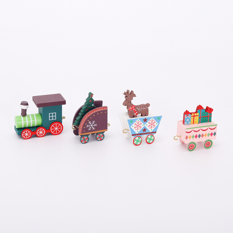 クリスマス木製の小さな列車がクリスマスの子供のプレゼントを飾る|undefined