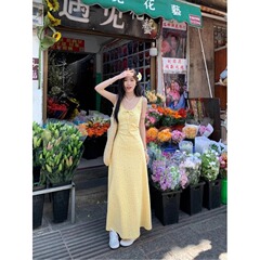 黄色の花のストラップのワンピースの女性の夏のノースリーブのベストのスカートのフランスの甘い美しい風は腰の長いスカートのa字のスカートを収めます。