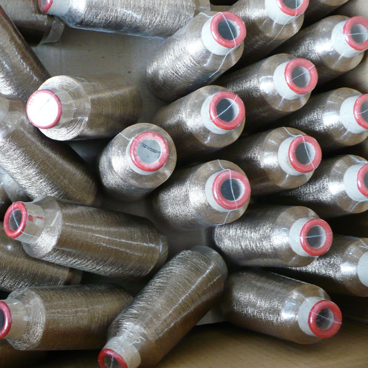 玫瑰红金葱丝线包缠涤纶黑丝针织罗纹口深紫红金葱丝线夹涤纶单丝