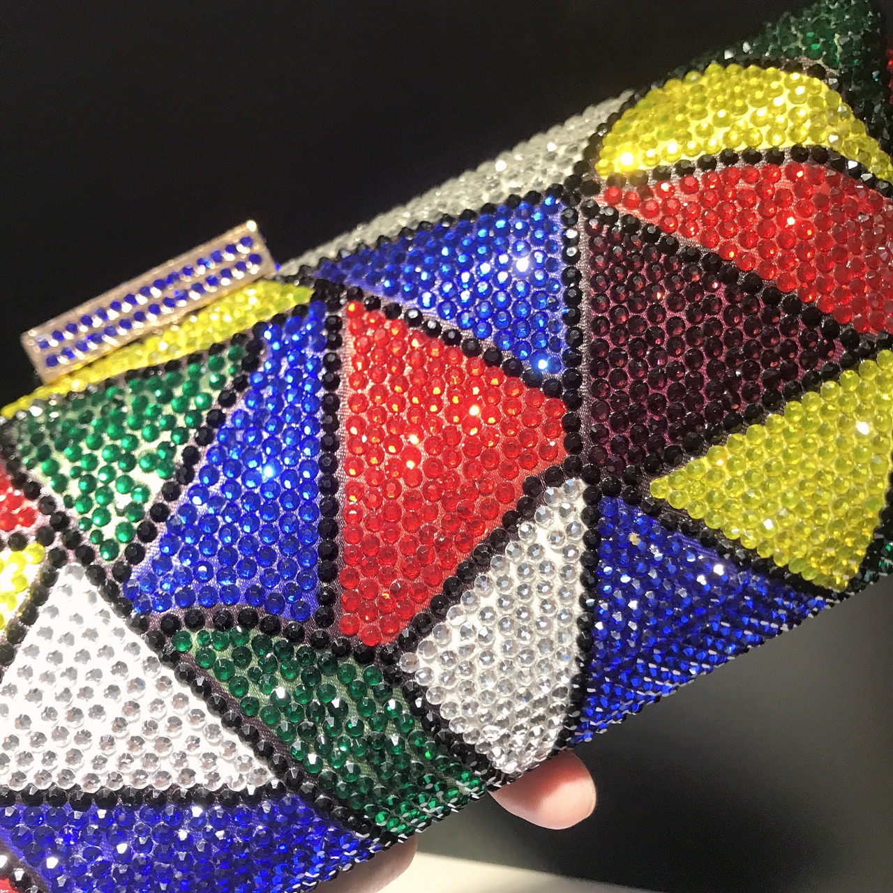 Túi clutch dạ hội hình tam giác kẻ sọc kim cương tương phản màu nóng — Màu đen chi tiết 1