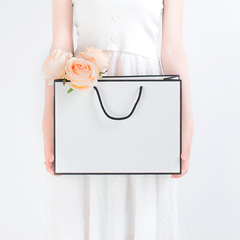Clothing Store White Cardboard Shopping Bag with Logo for Women, Hand-Held Bag for Clothes, Simple and Thickened