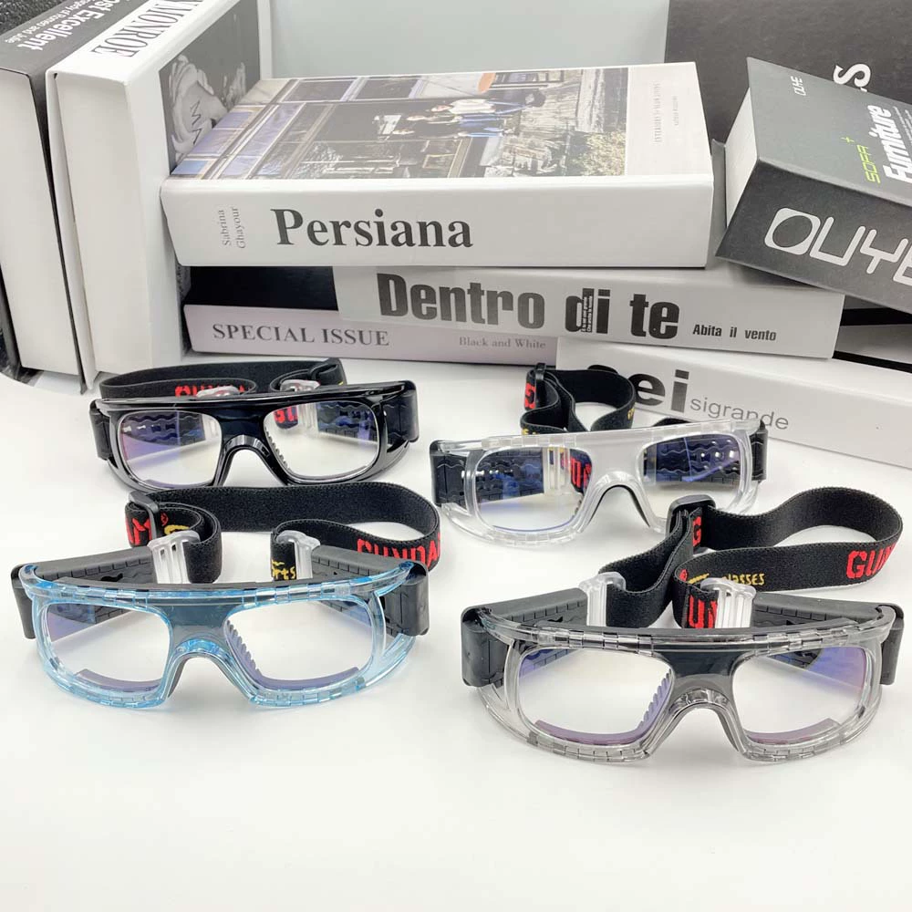 Спортивные очки для баскетбола не запотевают и устойчивы к вибрациям, и могут быть оснащены специальным выдвижным ремешком для езды на велосипеде на открытом воздухе. Футбольные очки устойчивы к царапинам.