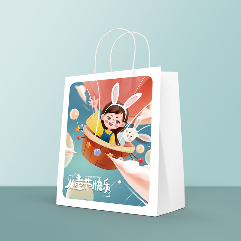 Regalo del Día de los niños Bolsa de papel Kraft Bolsa de regalo de jardín de infantes Bolsa de embalaje de aperitivos Bolsa de papel portátil en stock al por mayor