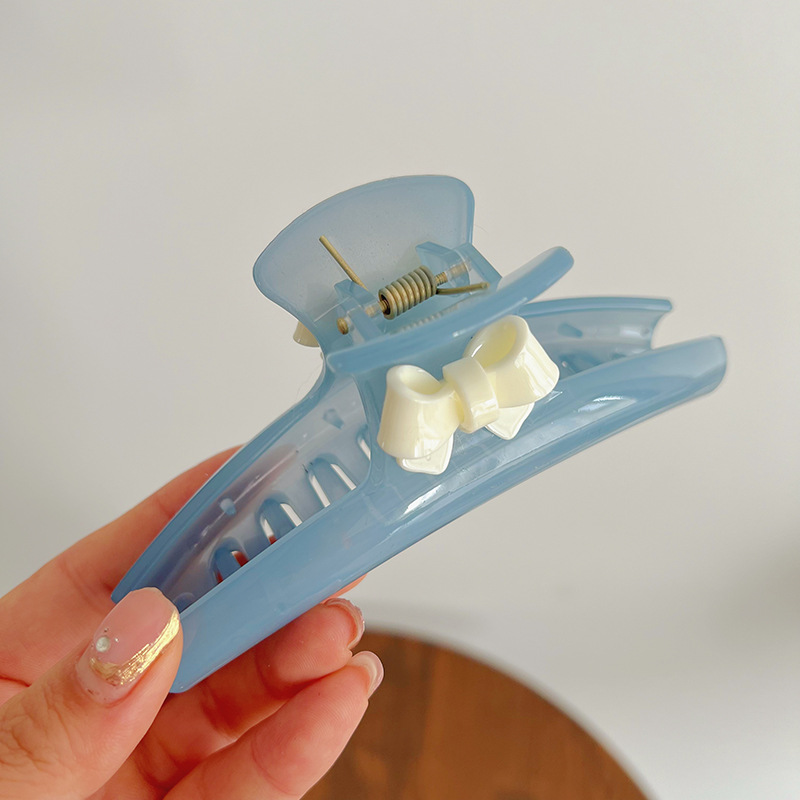 Blue crooked crab pin with bow