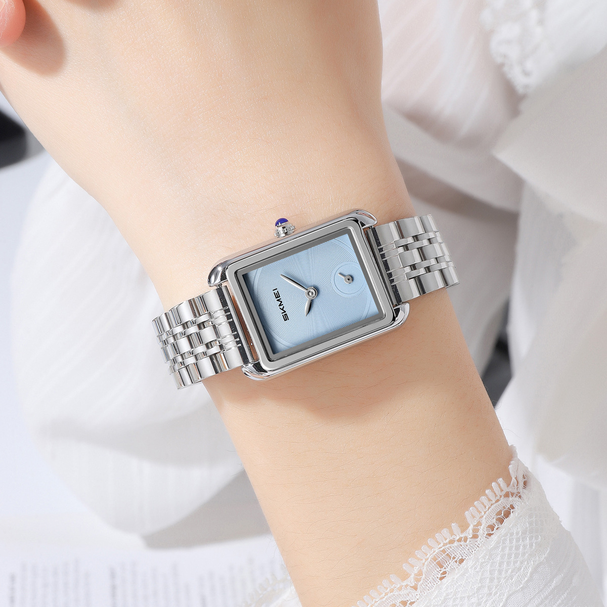 Momento de belleza pequeño reloj de cuarzo cuadrado lujo ligero impermeable reloj de mujer comercio exterior spot empresa regalos personalizados fábrica de fuente