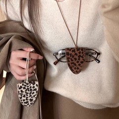 鹿の毛皮の豹の紋様は首の多機能のサングラスを掛けてイヤホンを挟みます。