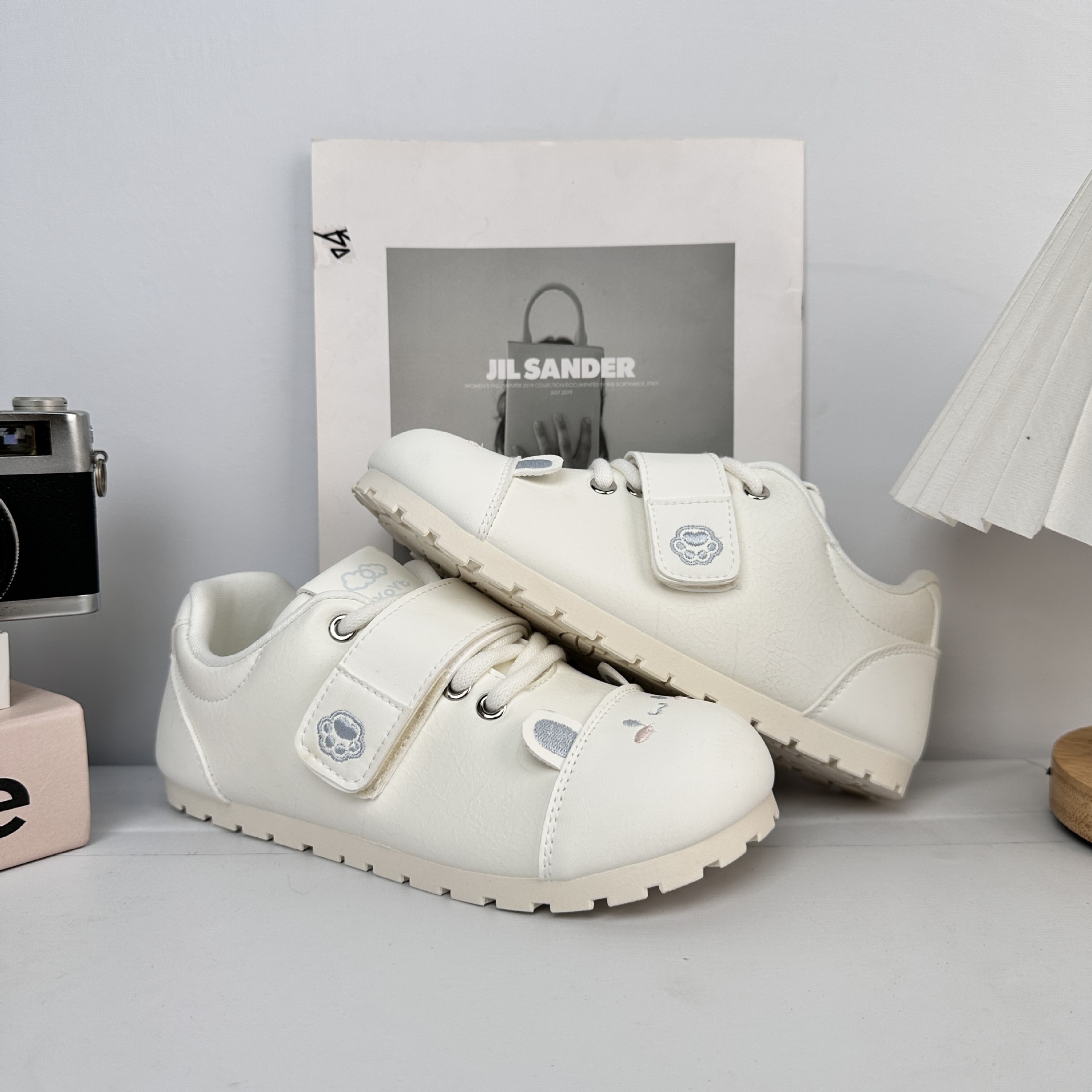 Zapatos de pan de ondas largas con suela gruesa zapatos blancos para mujeres 2025 nuevos zapatos de skate casuales primavera y otoño versátiles zapatos de entrenamiento alemán