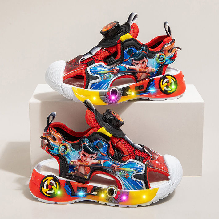 Nezha Anti-Kick Baotou Sandalias de playa para niños Botones giratorios de verano Calzado deportivo para niños Calzado ligero para niños