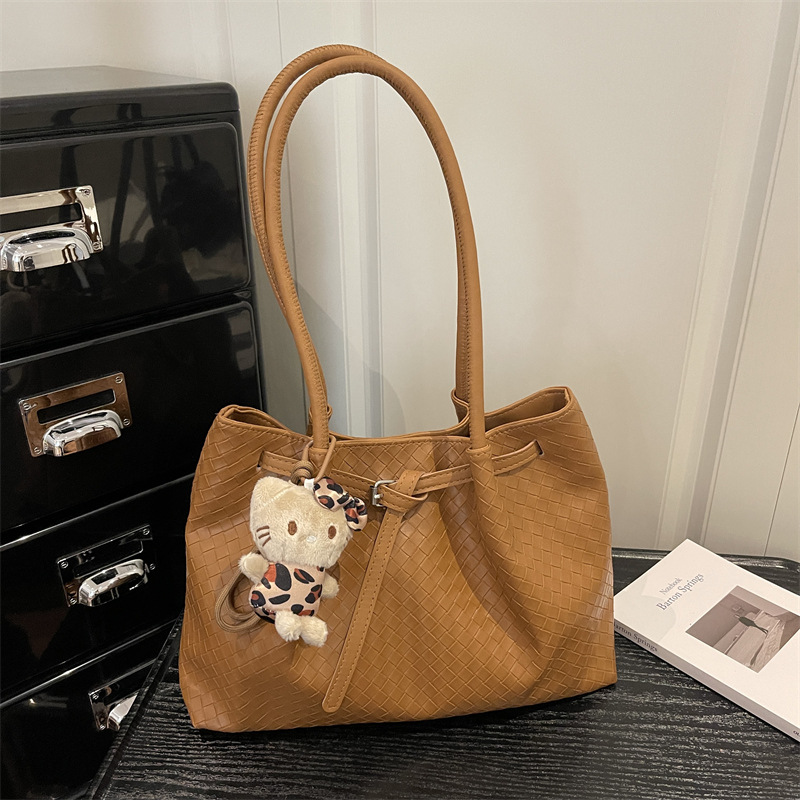 Versátil, simple, elegante, textura superior, primavera y verano, 2026 nueva bolsa de hombro para mujeres de viajes casuales de color sólido, plegado