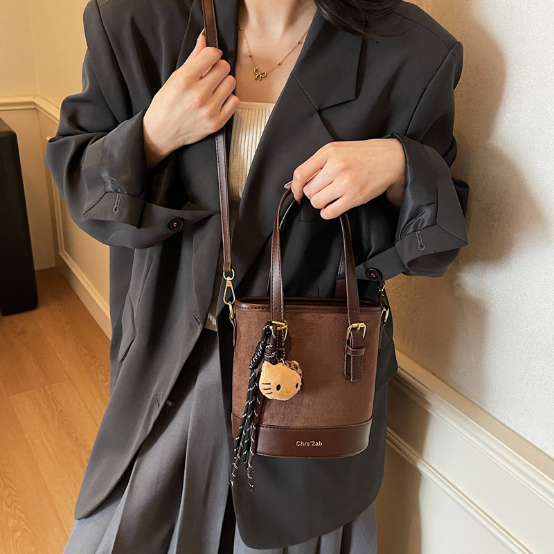 Cross-border coreano nicho esmerizado bolso de cubo de mano mujer 2025 nuevo invierno retro mochila de hombro mochila de viaje