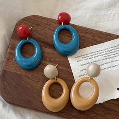 レトロな香港スタイルのアクリルイヤリング女性のデザイン幾何学的な気質イヤリングライト高級甘い夏の休暇スタイルのイヤリング