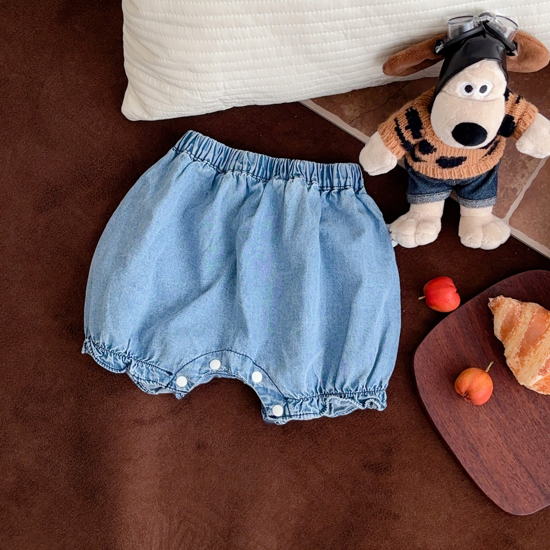 Traje pequeño de estilo occidental para bebés y niños pequeños 2025 verano nuevo estilo coreano delgado top a rayas falda de encaje de dos piezas