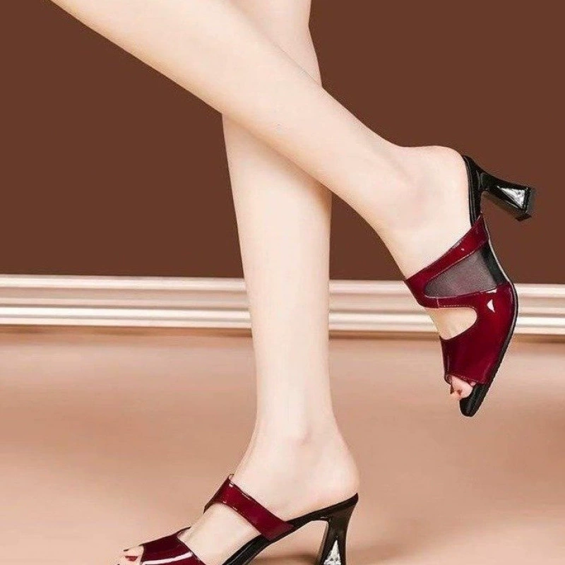 Европейские и американские модные босоножки на толстом высоком каблуке с открытым носком, универсальные мягкие подошвы, босоножки с юбкой, летняя новинка 2025 года, стильные шлепанцы