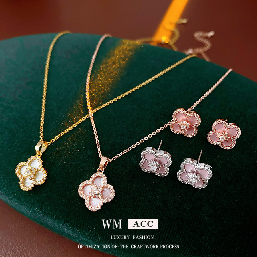 Pendientes de flor de trébol con aguja de plata, collar exquisito de todo fósforo retro francés, lujo ligero, traje de moda de alta gama
