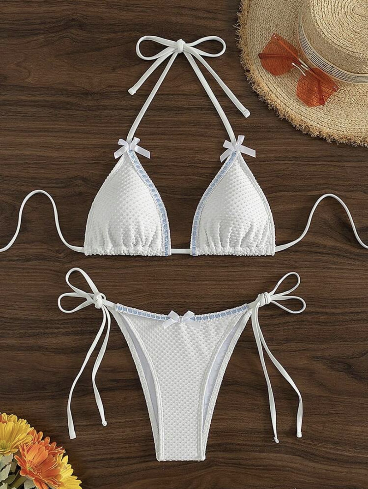 Elegantes, einfarbiges Damen-Bikini-Set mit verstellbarem Triangel-Oberteil und seitlich zu bindendem Höschen. Atmungsaktiver Zweiteiler für Strand und Poolurlaub._voghion.com