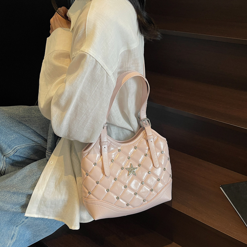 Bolso de remaches de moda de estilo extranjero para mujeres 2025 verano nuevo diamante versátil bolso de mochila súper caliente bolso de cubo