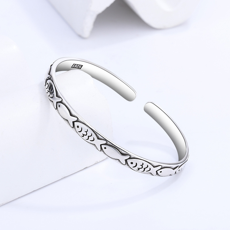 Retro design fashionable bracelet