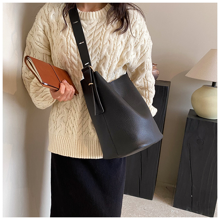 Nieuwe Retro Niche Design Tas voor Vrouwen Licht Luxe Hoge Esthetische Waarde Enkele Schouder Crossbody Tas Grote Capaciteit Brede Schouderband Emmer Tas_voghion.com