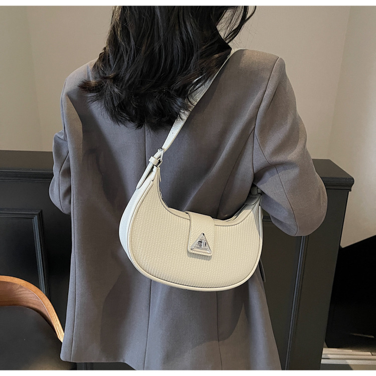 The 2025 new underarm bag for women is a simple and versatile single-shoulder crossbody bag. It is a popular and niche designer crescent-shaped women's bag undefined
