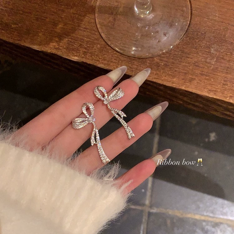 Серьги-бабочка с лентой, серебро, инкрустированы бриллиантами, стиль лёгкой роскоши