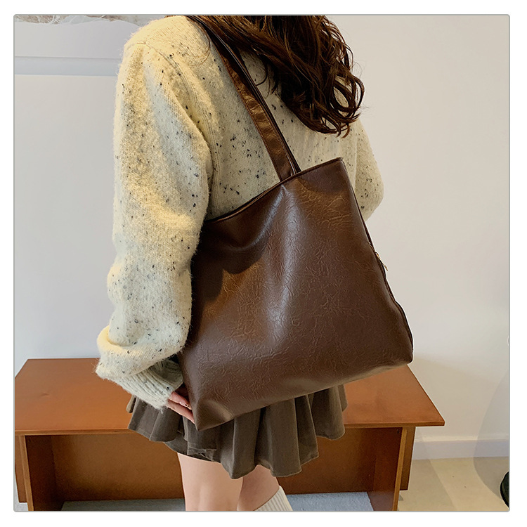 Retro large-capacity tote bag for women, 2024 new style fashionable portable commuting bag for going out, single-shoulder bag for students' classes undefined