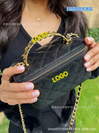 New Xiaoxiangfeng diamond grid hollow chain handle box bag with high aesthetic value, single shoulder crossbody, hand-held makeup bag, double C