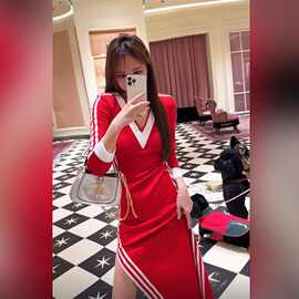 复古红色v领连衣裙女2025新款秋冬季高开叉设计感小众针织长裙子
