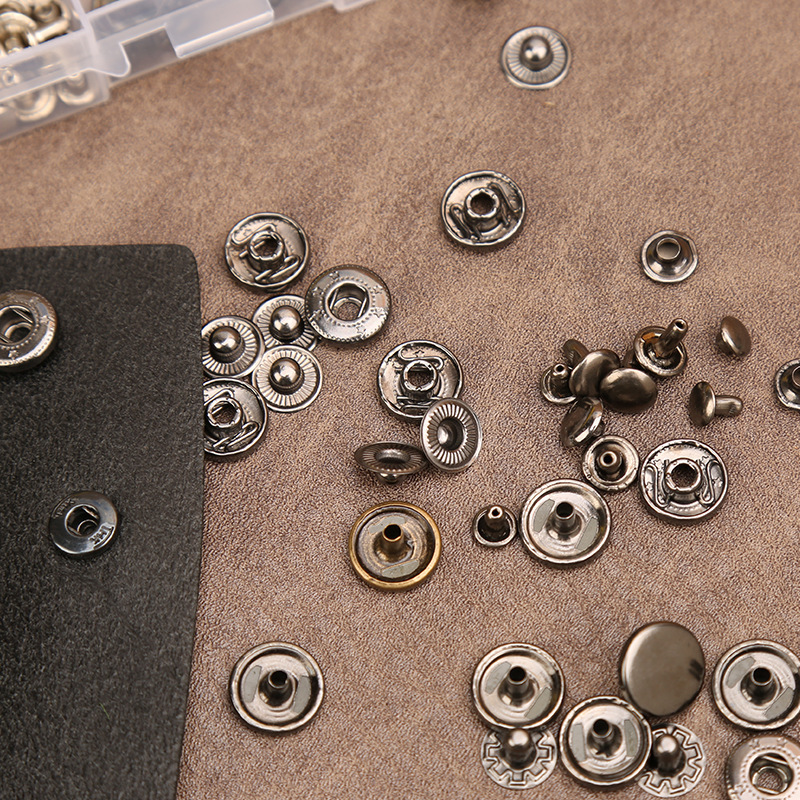 Transfronterizo 633/831 Juego de botones a cuatro bandas en caja Botón redondo de cobre de metal Ropa Botón hembra Accesorios de equipaje