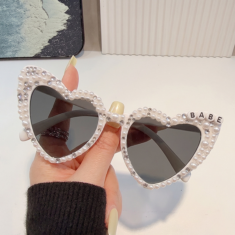 Montura blanca, lente gris, pedrería BABE