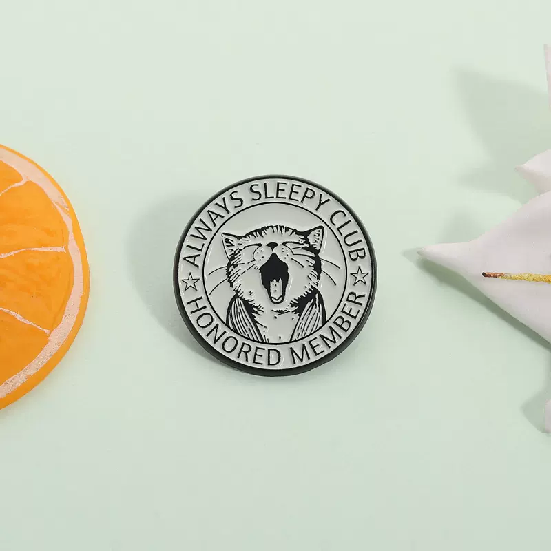 慵懒猫咪胸针复古徽章哈欠猫趣味装饰别针个性百搭包包配饰