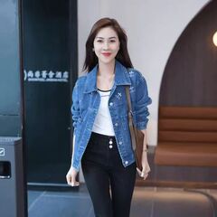 新型の2024デニムのコートの女性の韓国版のファッション的でゆったりしているカジュアルな刺繍の玉の上着のショートタイプ