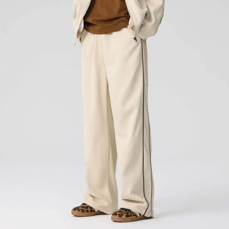 Completo casual da uomo alla moda con colletto alto, giacca, pantaloni a gamba larga, modello cardigan dal design ampio abbinato a pantaloni sportivi_voghion.com