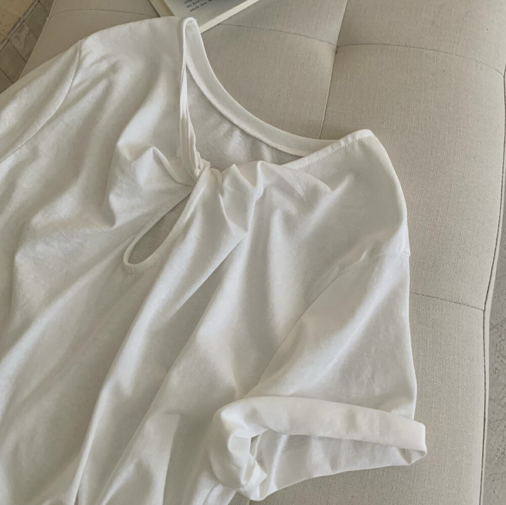 Y.JIA Yijia estilo coreano diseño elegante, nudo hueco trasero, camiseta de manga corta, top suelto de verano para mujer image 4