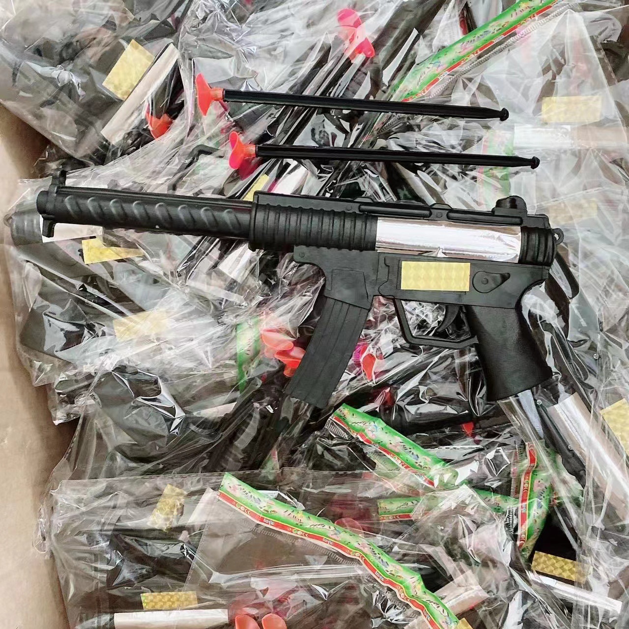 Juguetes para niños modelo de automóvil de plástico pistola arco y flecha tarjeta de succión pistola conjunto de anillo 2 yuanes tienda departamental al por mayor