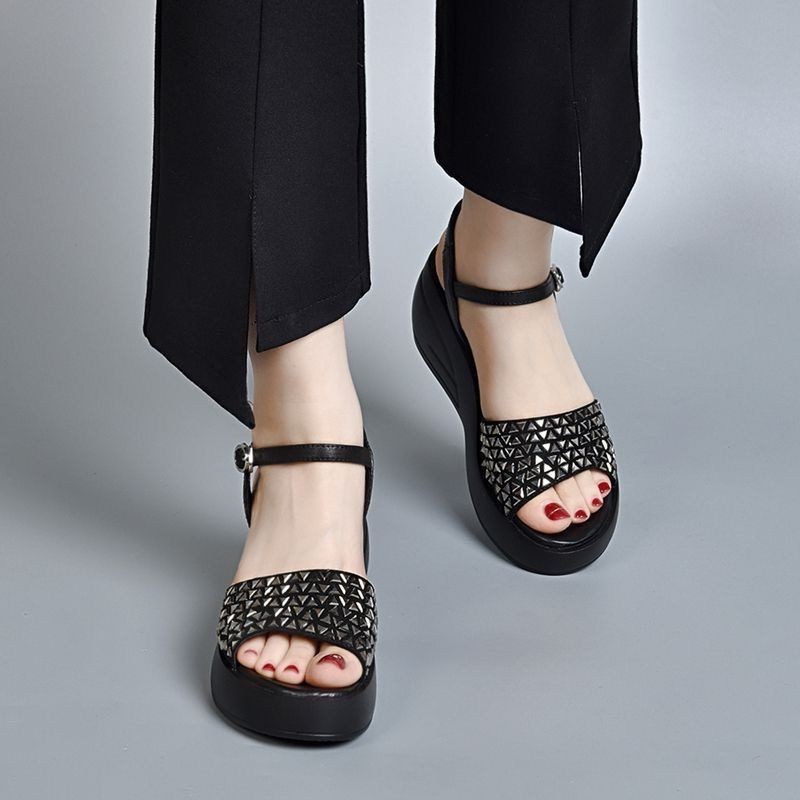Sandalias de talón de la mujer verano 2026 nuevo muffins de moda universal sandalias de dedos abiertos sandalias de diamante hebilla