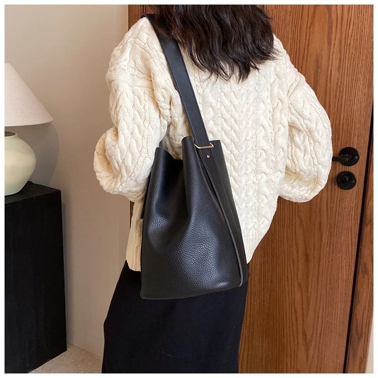 Nieuwe Retro Niche Design Tas voor Vrouwen Licht Luxe Hoge Esthetische Waarde Enkele Schouder Crossbody Tas Grote Capaciteit Brede Schouderband Emmer Tas_voghion.com