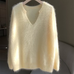 優しい乳ガチョウの黄色の馬海毛のセーターの女性の秋冬の怠惰な風の柔らかいモチ感のミンクのメリヤスのニット