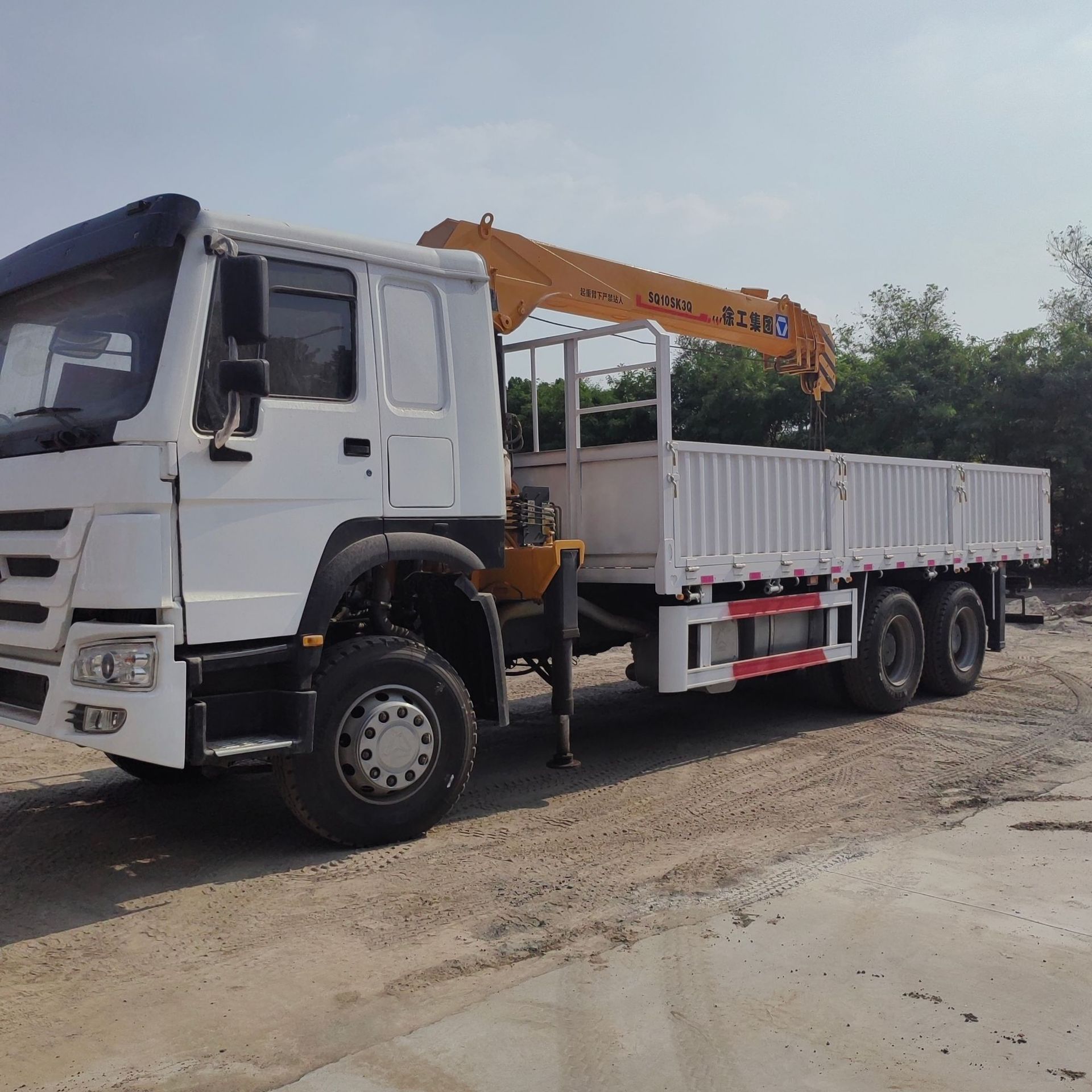 出口二手随车吊 豪沃底盘 8吨 10吨 12吨朝鲜 非洲专供