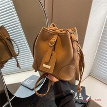 小包包女时尚水桶包质感百搭2023秋季流行今年新款单肩斜挎包黑色