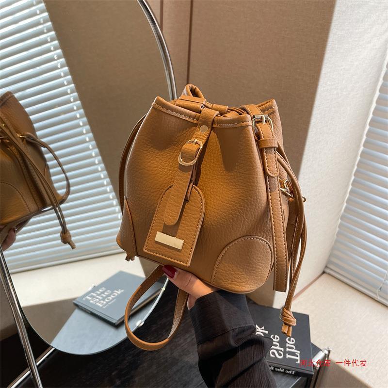 小包包女时尚水桶包质感百搭2023秋季流行今年新款单肩斜挎包黑色