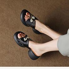 ����ʽ�ɸ���һ����Ů���⴩���L�̽��P��¶ֺƤܛ�׸߸���Ь